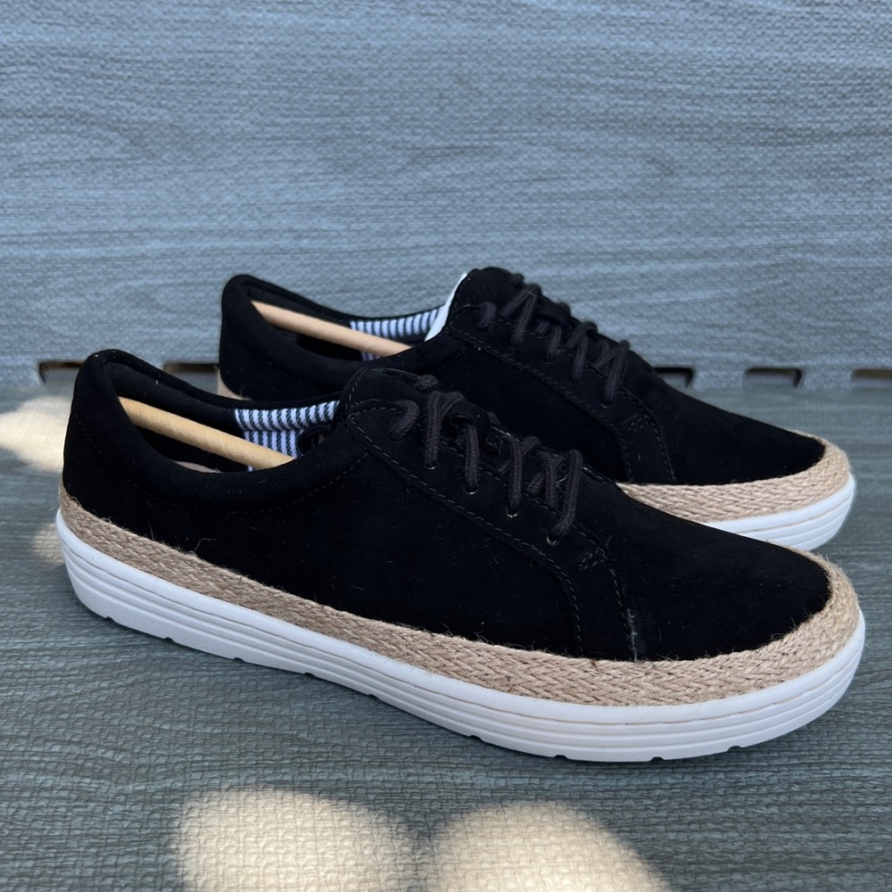 Women’s sneakers size 6.5